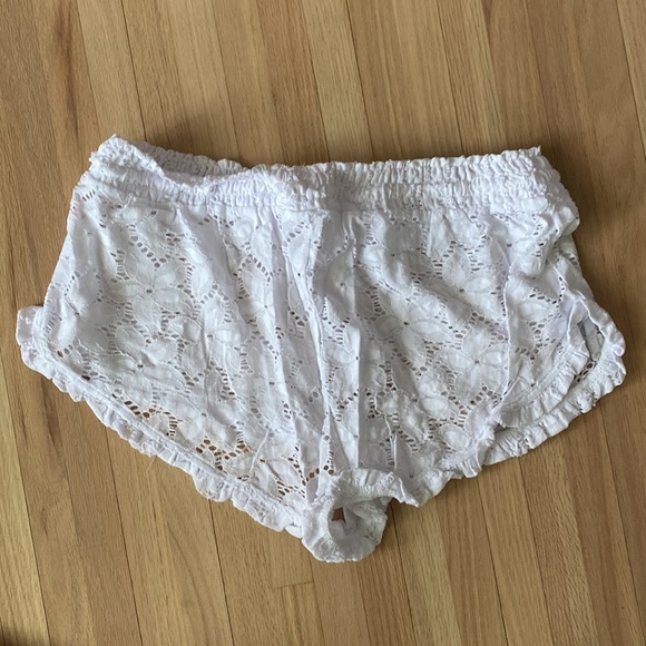 Victoria’s Secret Eyelet Swim Cover Shorts Sz. L - Picture 5 of 5